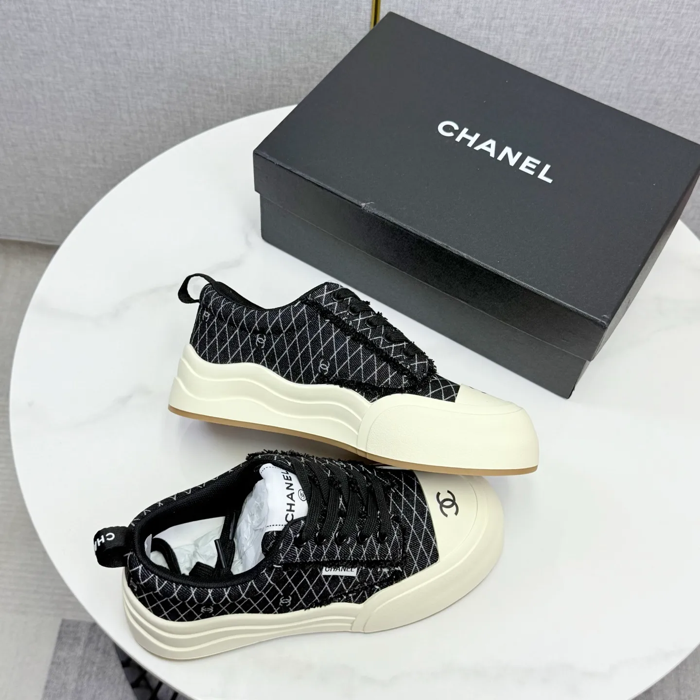 👟👟Ex-factory price 600👟👟Chanel Panda Shoes! 2025 counter's top casual sports shoes, this classic design; the upper is in the style of electric embroidery with various techniques; the outsole is fashionable and sporty; the unusual inclusion of a variety of color matching elements... The diversified mix and match is very good-looking and versatile, and can be used for leisure, fashion, sports, and outdoor... ꫛꫀꪝ Go➫ Materials: ❶Upper made of: original imported first-layer silk cowhide + original version waterproof cloth + original first-layer cowhide ❷Inner lining: Original Yangli+wang ❸ Outsole based on: Original TPU combination outsole Counter boutique packaging complete set for women 35–41